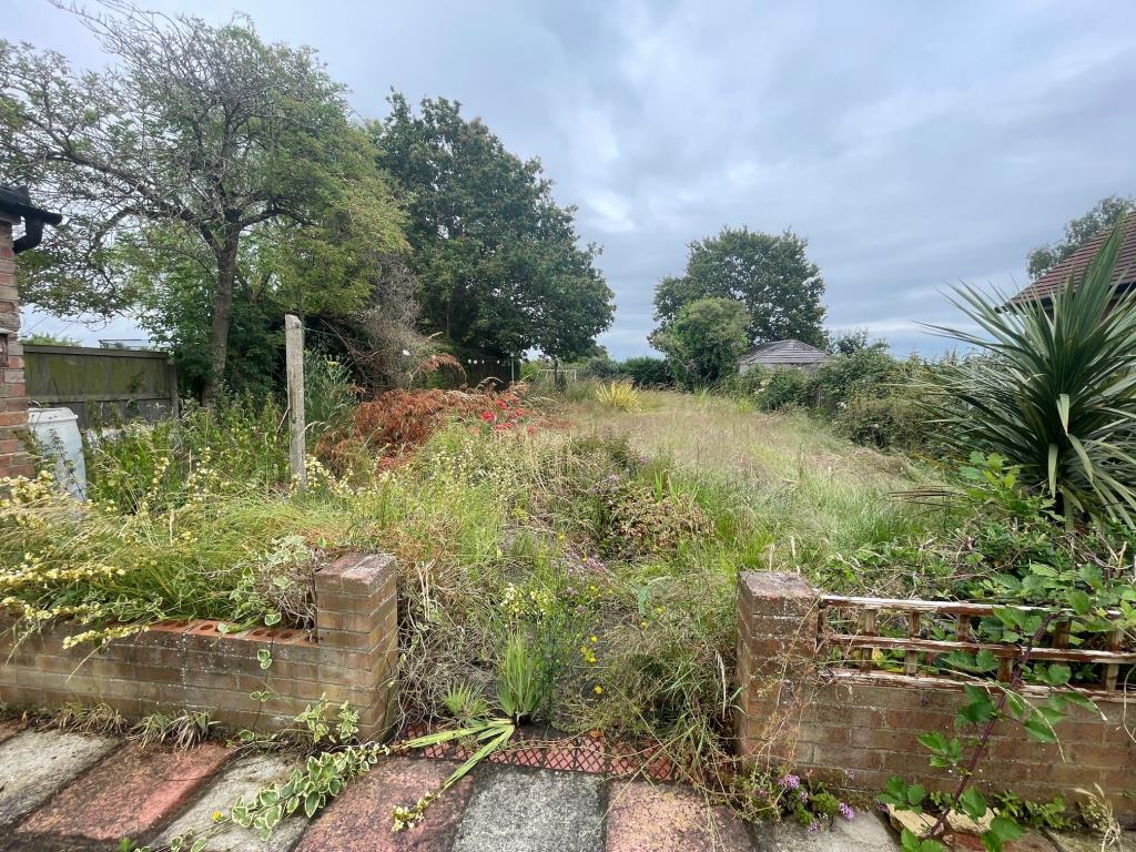 Lot: 163 - SEMI-DETACHED HOUSE FOR IMPROVEMENT - Garden to the rear of the house